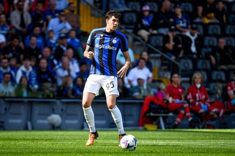 VIDEO: Bị thay người từ sớm, hậu vệ Inter đập phá băng ghế dự bị 